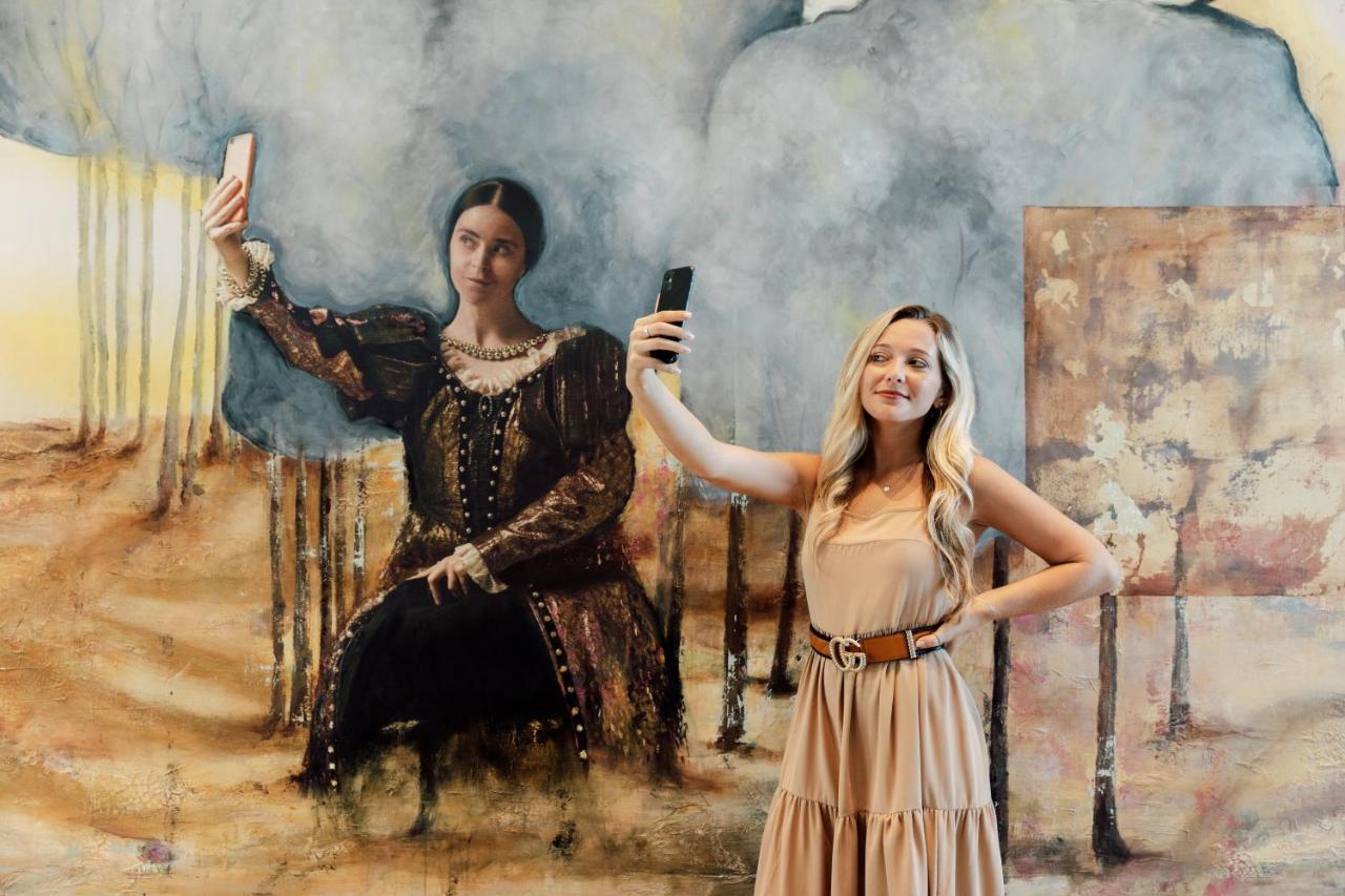 Ette Luxury Hotel & Spa Four Corners Экстерьер фото Self-portrait with a model