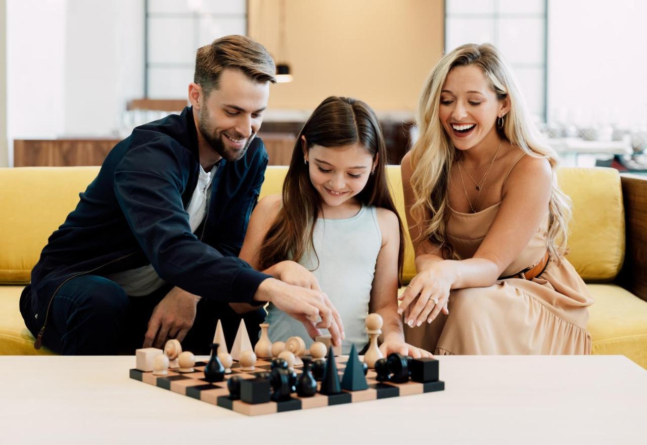 Ette Luxury Hotel & Spa Four Corners Экстерьер фото A family playing chess